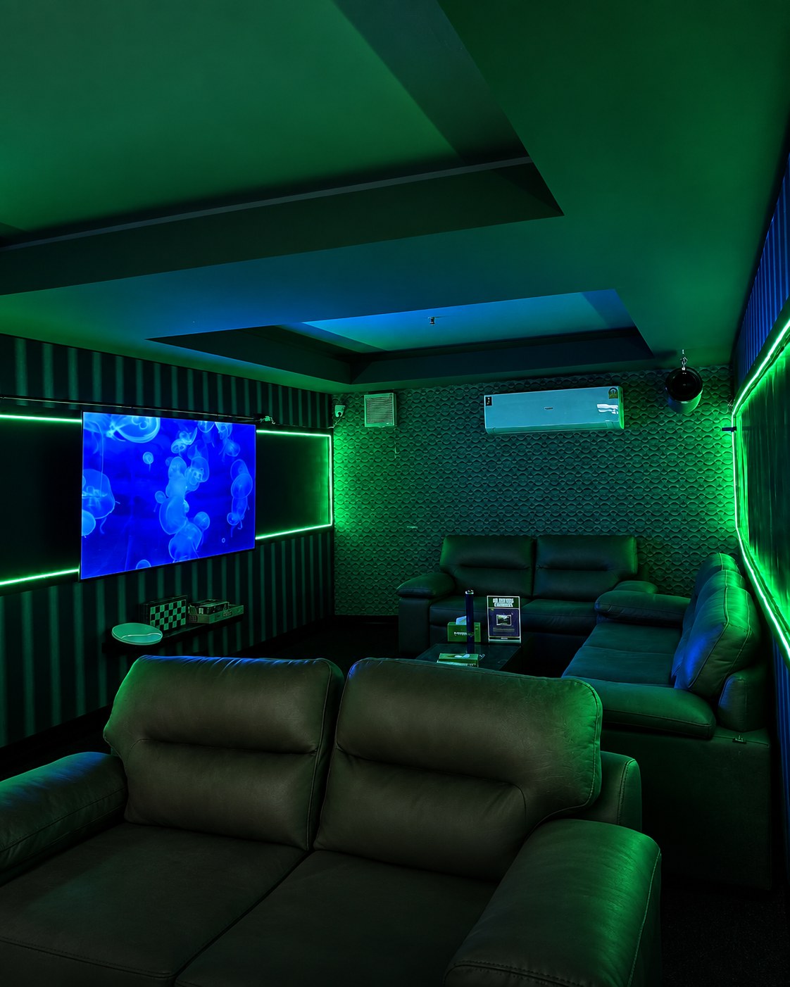 Patient lounge area at HOLYWEED Sukhumvit 22